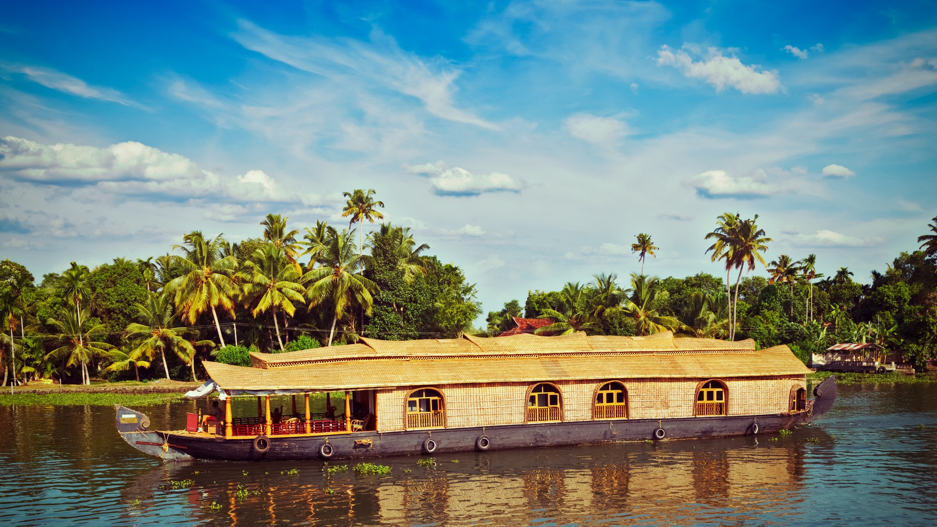 our-guide-to-luxury-houseboats-in-kerala